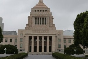 「選挙の年に増税なし」　法人税前倒しで20％台に　それでも消えないアベノミクス「失速」懸念