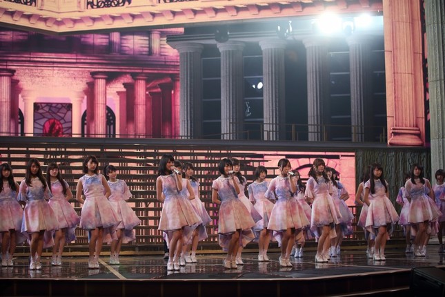 乃木坂46は代表曲「君の名は希望」を披露する