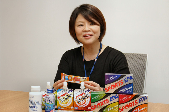 ニッスイの「EPA入り食品」を説明する機能性食品推進課長・馬場みのりさん