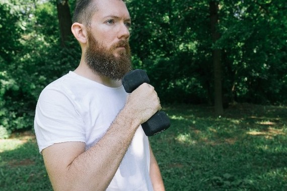 米国では「ひげ」は「マッチョ誇示男」の印象らしい（写真はイメージ）