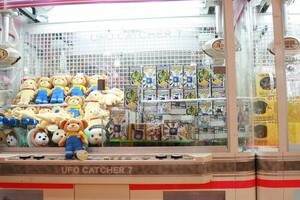 子どもをUFOキャッチャーに潜り込ませて景品を盗む保護者　ツイッター動画投稿が「大炎上」して警察沙汰に