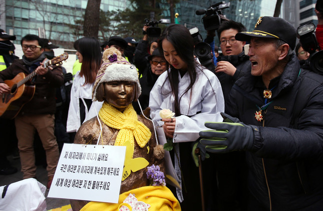ソウルの日本大使館前の慰安婦像の問題が日韓首脳の電話会談でも取り上げられた。1月6日にも集会が開かれたばかりだ（写真：YONHAP NEWS/アフロ）