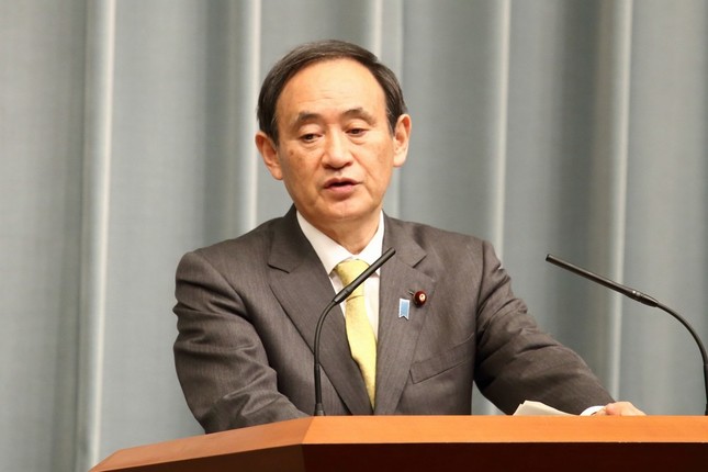 記者会見する菅義偉官房長官