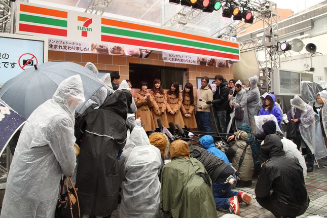 報道陣は雨がっぱで取材に臨んだ