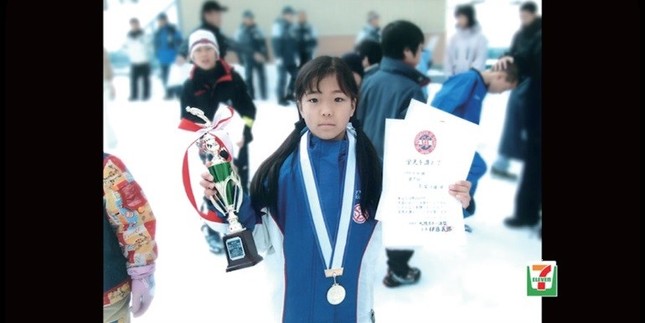 CMでは高梨選手が幼少期の大会で優勝した当時の写真も（写真は、セブン＆アイ・ホールディングス提供）