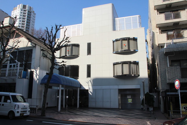 事務所から出てきて会見すべき？