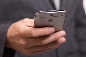 アイスケースで寝転がる若者また「炎上」 なぜ「バカッター」はなくならないのか