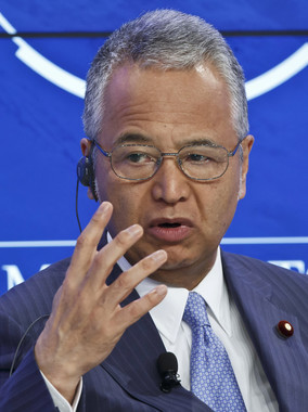 甘利氏は1月23日にはダボス会議に出席したばかりだった（写真：AP/アフロ）