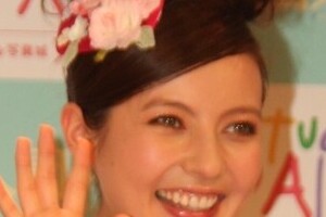 「奥さんへの謝罪がないのはおかしい」　不倫ベッキー「休業」でも批判止まず