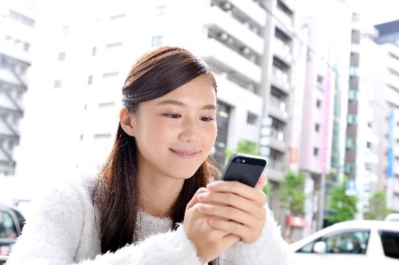 スマホは目を悪くするだけでなく頭痛の原因にも（写真はイメージです）