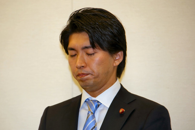 議員辞職を表明し、沈痛な面持ちの宮崎謙介議員（2016年2月12日撮影）