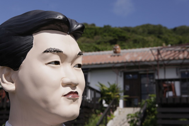 石垣島にある島田さんオーナーのカフェで（写真：Wataru Kohayakawa/アフロ）