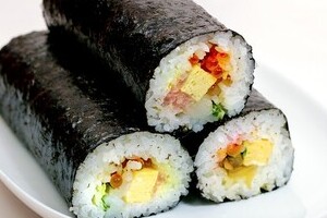 「恵方巻き」売れ残り、大量廃棄される　店員が「自腹で買い取り」強要されるケースも