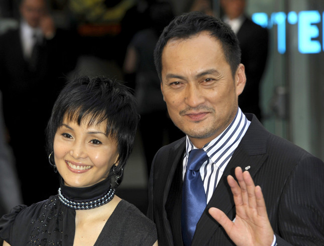 妻の「好プレー」が命救う（写真は渡辺さんとみなみさん夫妻。（C）FAMOUS.uk.com）