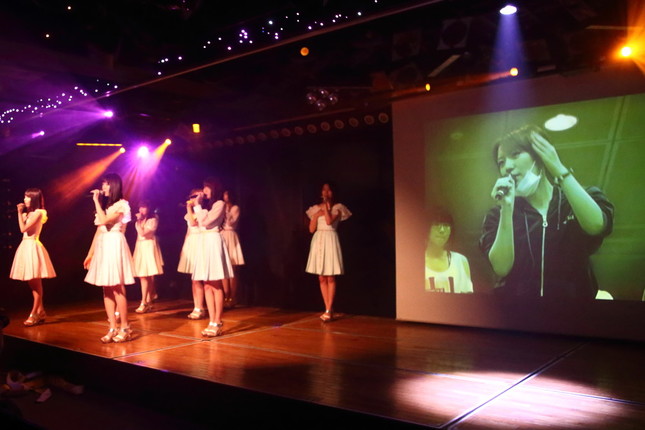 スクリーンには高橋みなみさんの姿が大きく映し出された