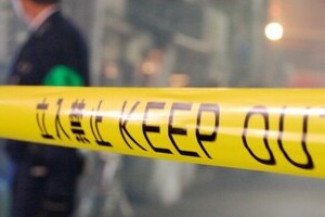 「開けろやコラア！」コンクリ片で窓ガラスを叩き割る　京都府警「強行突入」映像に「どっちが犯人？」の声