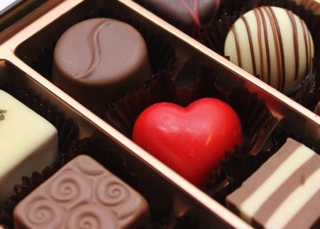 バレンタイン前日、手紙にチョコを添えて配布した（画像はイメージ）