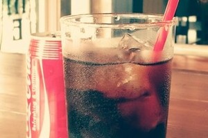 コーラは下痢や吐き気を治す？　ネットで広がる「万能薬」扱いは本当なのか