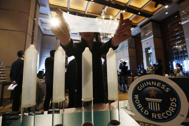 中国メーカーのコンドームが2014年2月に「最も薄いラテックス（ゴム）製コンドーム」のギネス記録に認定された。記者会見は香港で開かれた（写真：AP/アフロ）