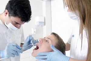 おお怖！健康な歯を根こそぎ抜く　フランス中が震え上がった歯医者