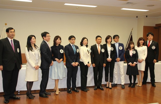 書類審査や面接で選ばれたファイナリスト12人（2016年3月12日撮影）