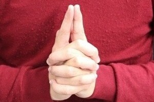 「忍者ポーズ」の元祖「印を結ぶ」で新発見　大学実験で分かった「ルーティンとの違い」とは