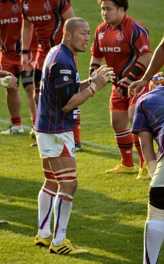 「ロック」のポジションでプレーする伊藤選手（2015年10月31日、秩父宮ラグビー場観客席より撮影）