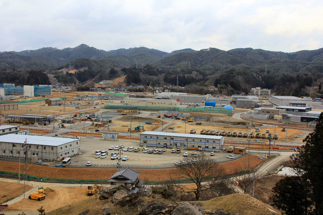 鹿折地区は津波と火災で大打撃を受けたが、震災から5年が経過し水産加工施設の再建が進む（写真右奥）