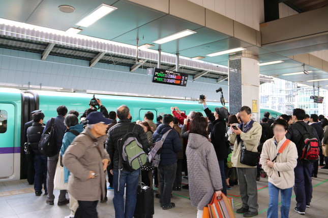 先頭車両を撮る人々（東京駅にて）