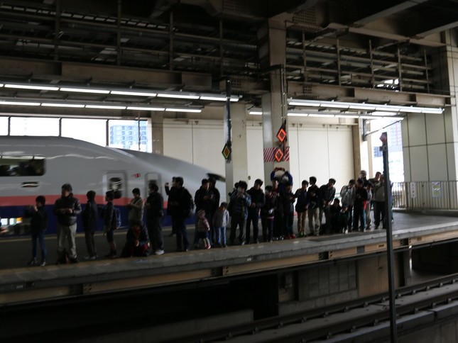 向こうのホームにも人垣が（大宮駅にて）