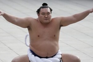 白鵬「変化相撲」バッシングに、日馬富士「自爆」批判も噴出 「横綱相撲」台無しにしたのはどちらか