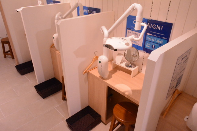 店内はブース形式。空いた時間にフラッと立ち寄り、気軽にホワイトニングできる