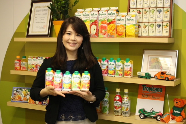 「エッセンシャルズ」5製品を手にする商品開発部主任の大屋さん