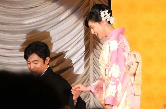 退場時は片岡さんにエスコートされながら…