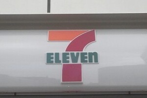 「セブンに君臨」鈴木会長のあっけない「失脚」　事態を動かした、ある人物の「心変わり」とは