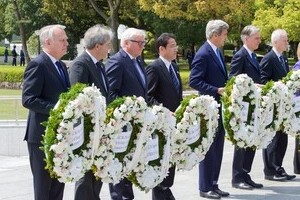 ケリー米長官に「原爆投下への謝罪」求めるべき？　日本政府の「求めず」方針に改めて賛否