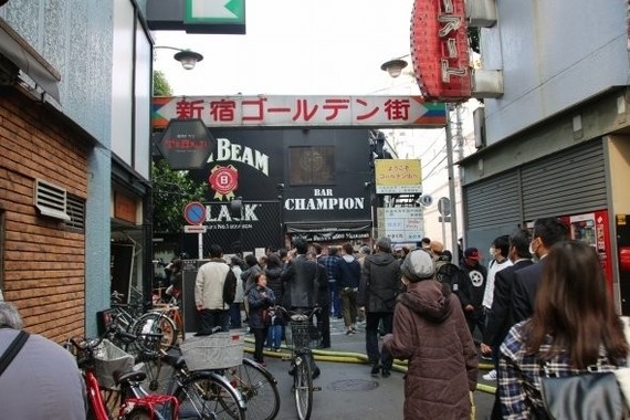 ゴールデン街入口には大勢の人が詰めかけた（2016年4月12日撮影） 