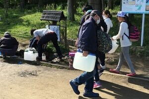 熊本市民74万人が断水　湖からの「湧水」求める列できる