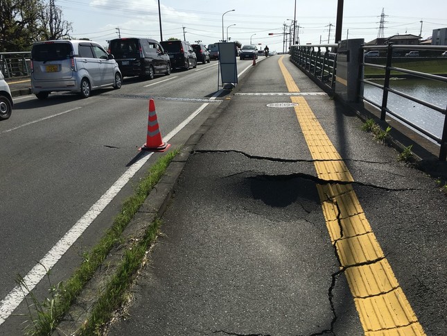 隆起した道路（森恭三さん提供） 