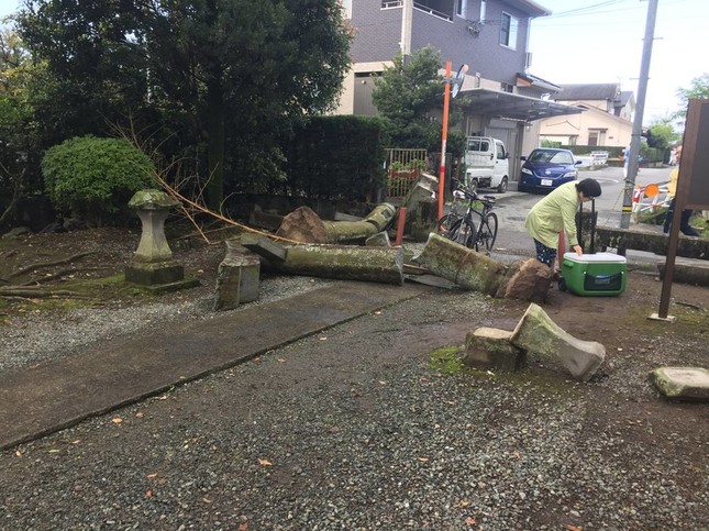 崩れ落ちた鳥居（森恭三さん提供） 