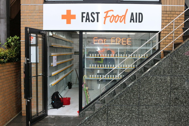 「FAST FOOD AID」店舗の外観