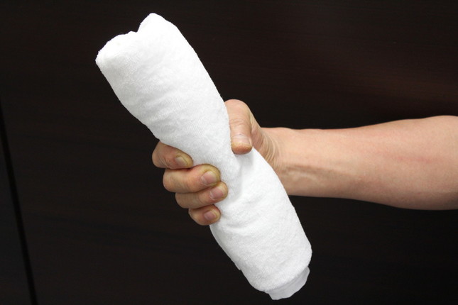 指と指がくっつかないようにタオルを軽く握るだけ