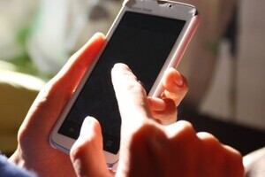 アップル失速、iPhone初の前年割れの衝撃　「部品製造」日本企業にも押し寄せる荒波