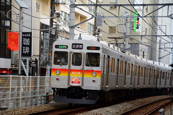 2人は上りの電車に飛び込んだ（写真の電車ではありません）