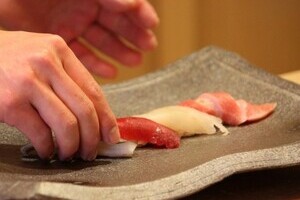 寿司を食べる順番で「育ちが分かる」？　最初の「ネタ」めぐってネットで議論沸騰！