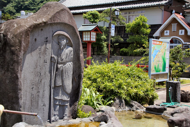 日奈久温泉の入口には俳人・種田山頭火の碑が建つ