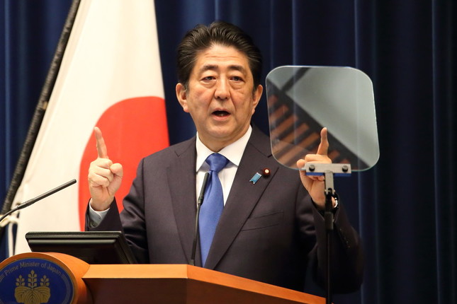 安倍晋三首相は「断言」したことを「新しい判断」で翻した