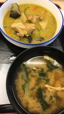 お盆の上で「汁物」が並ぶ