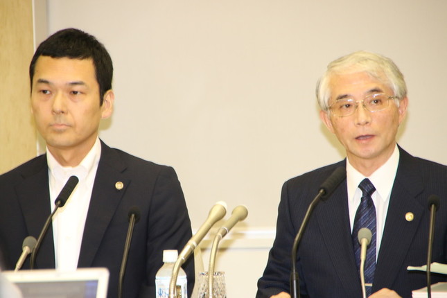 佐々木善三弁護士（右）、森本哲也弁護士（左）