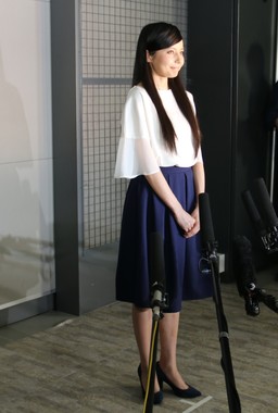 白のブラウスに紺のスカートで登場
